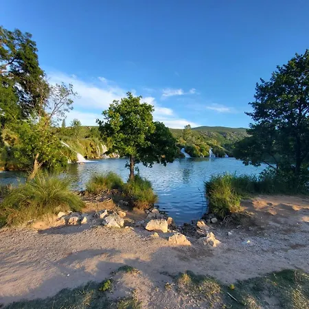 Zrmanja Riverside Oasis 公寓